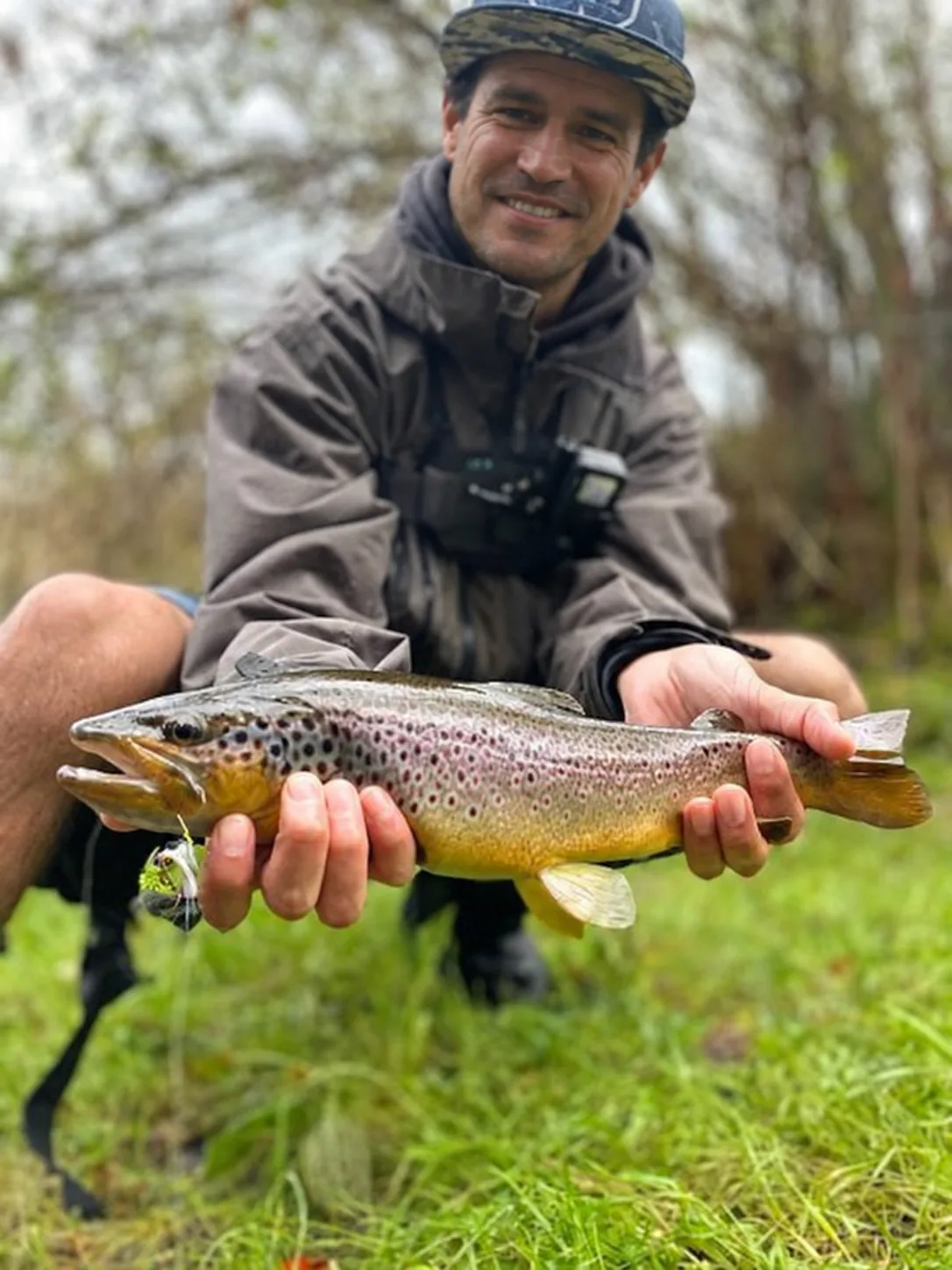 Felipe Bustamante sosteniendo una trucha recién pescada